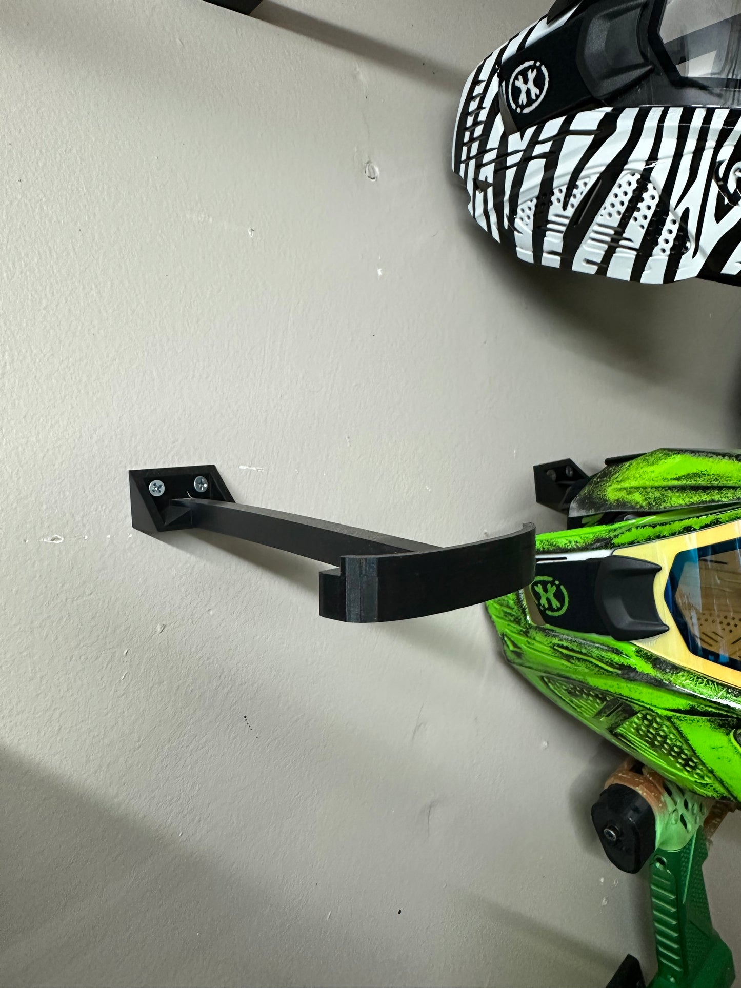 Universal Paintball/Airsoft Mask Wall Mount – Display Your Setup Like a Trophy