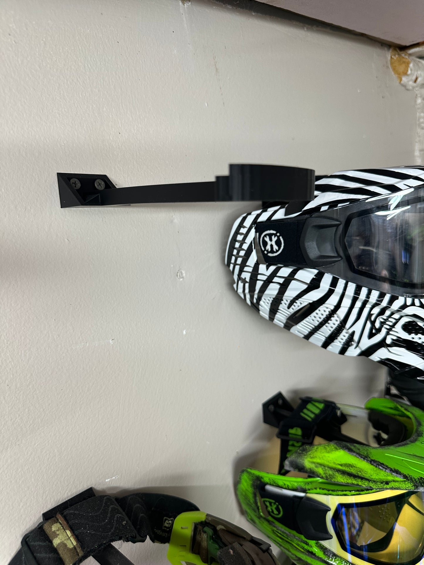 Universal Paintball/Airsoft Mask Wall Mount – Display Your Setup Like a Trophy